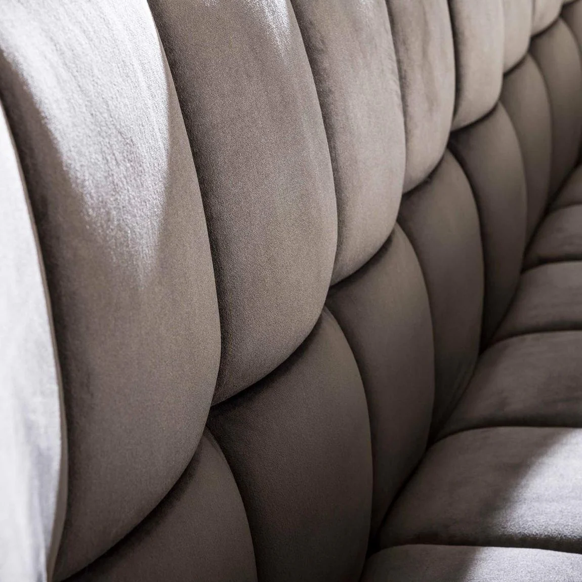 Esszimmergruppe 4-teilig Esstisch Oval Massivholz Saja Armlehnenstuhl Samt / Anthrazit