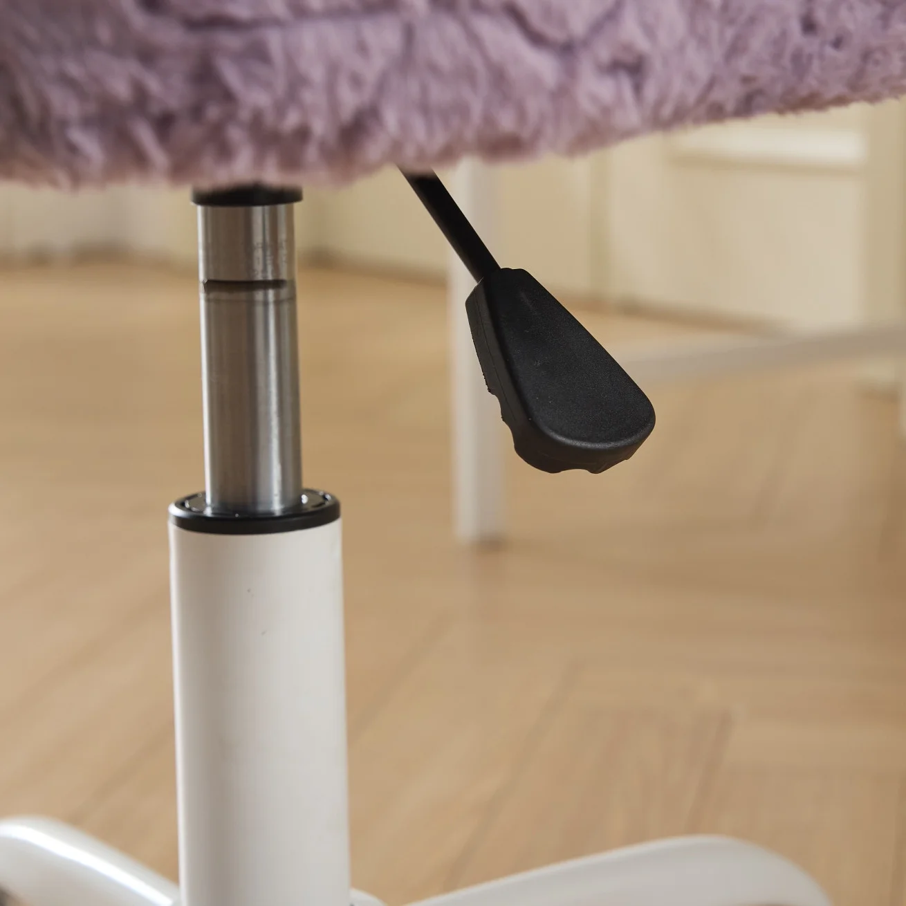 Furniture Office Chair,  Artificial Rabbit Hair Makeup Vanity Chair Chair, 360 Comfy Swivel Armchair with Wheels, Modern Height Adjustable Cute Vanity Chair for Living Room Small Spaces Pink